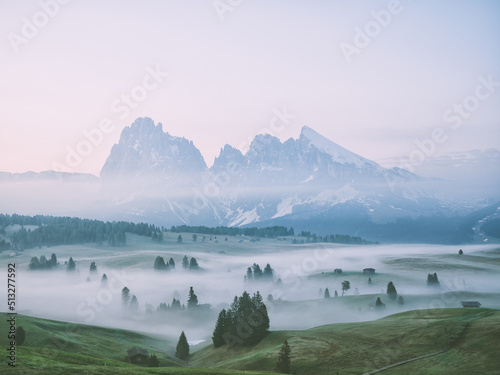 Foto mountain scenery in a foggy landscape