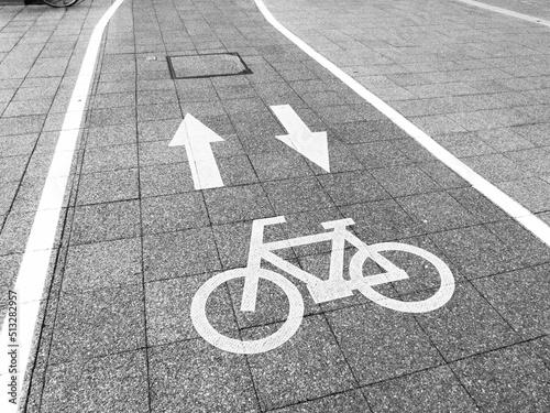 道路に書かれた自転車用通路のエリアのモノクロ写真