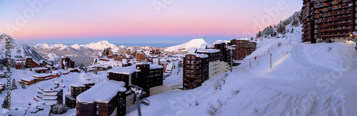 Coucher de soleil sur la station de ski / snowboard Avoriaz 1800.