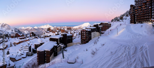 Coucher de soleil sur la station de ski / snowboard Avoriaz 1800.