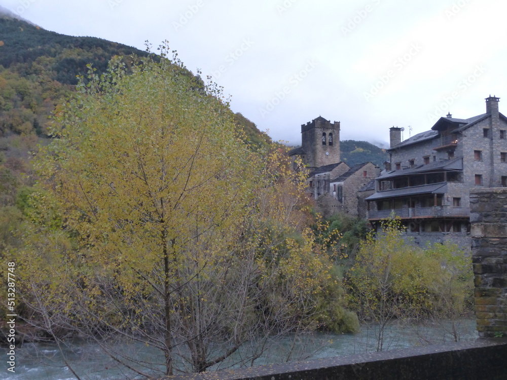 Broto, localidad de Huesca ubicada entre montañas. España.