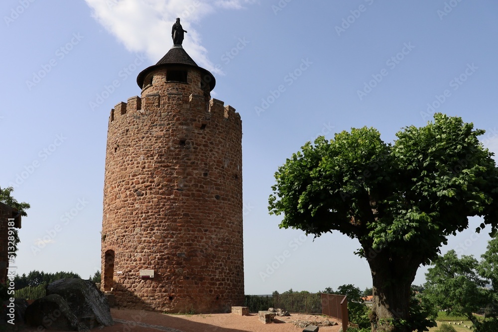 Le donjon, tour de guet de l'ancien château, village Le Crozet, département de la Loire, France