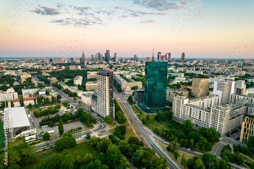 Warszawa, panorama centrum Warszawy o zachodzie słońca, centrum biznesowe 2022. Zachodzące słońce odbite w budynkach.