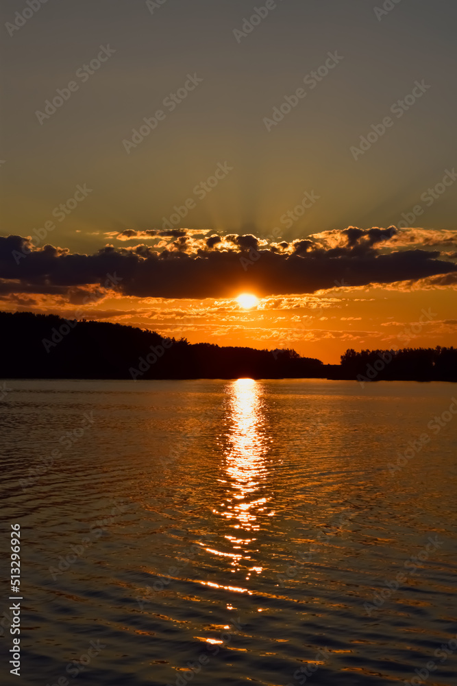 Obraz premium sunset over the lake