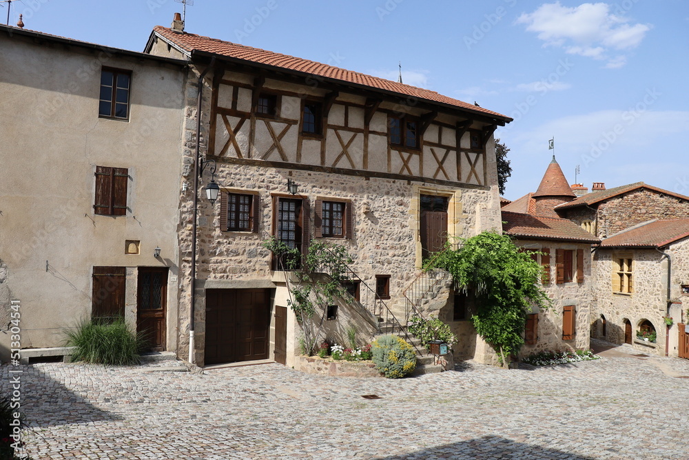 La place Mario Meunier, village Le Crozet, département de la Loire, France