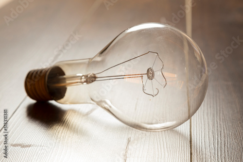 Fotografie burnt out light bulb on wooden surface