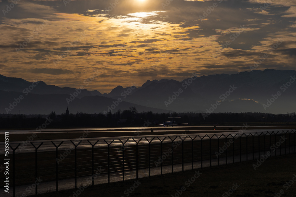 Sonnenaufgang am Flughafen Salzburg