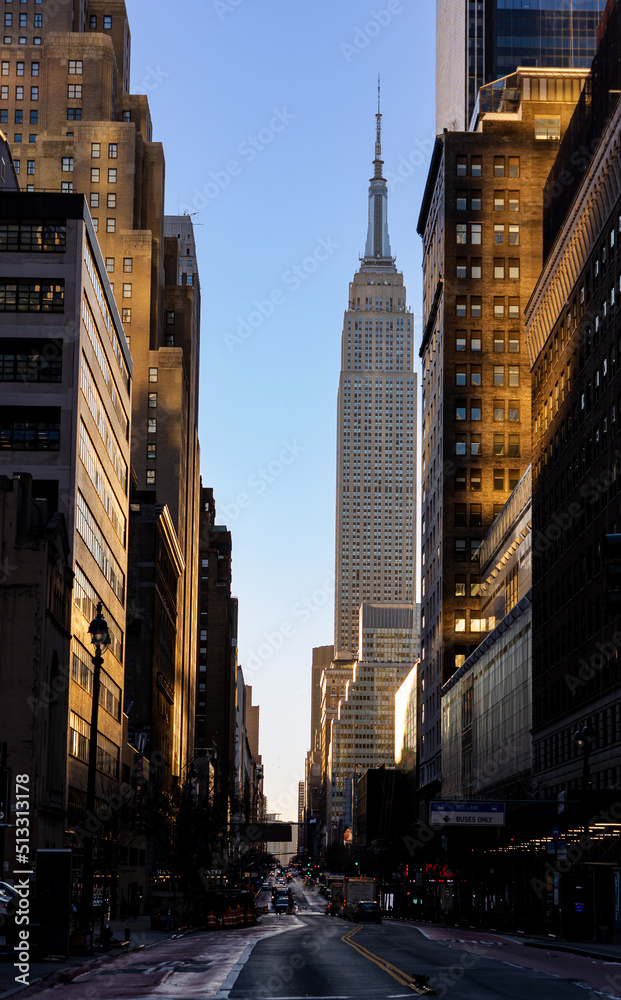 Die Straßen von New York, mit Blick auf das Empire State Building Stock ...