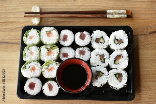 plateaux de sushis maison photo