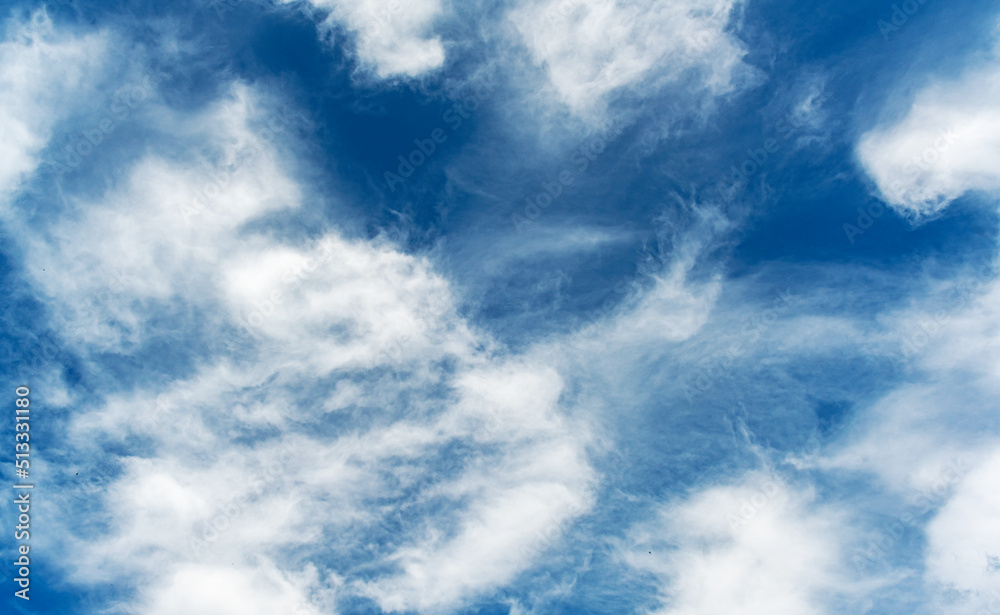 Obraz premium White cloud against the blue summer sky.