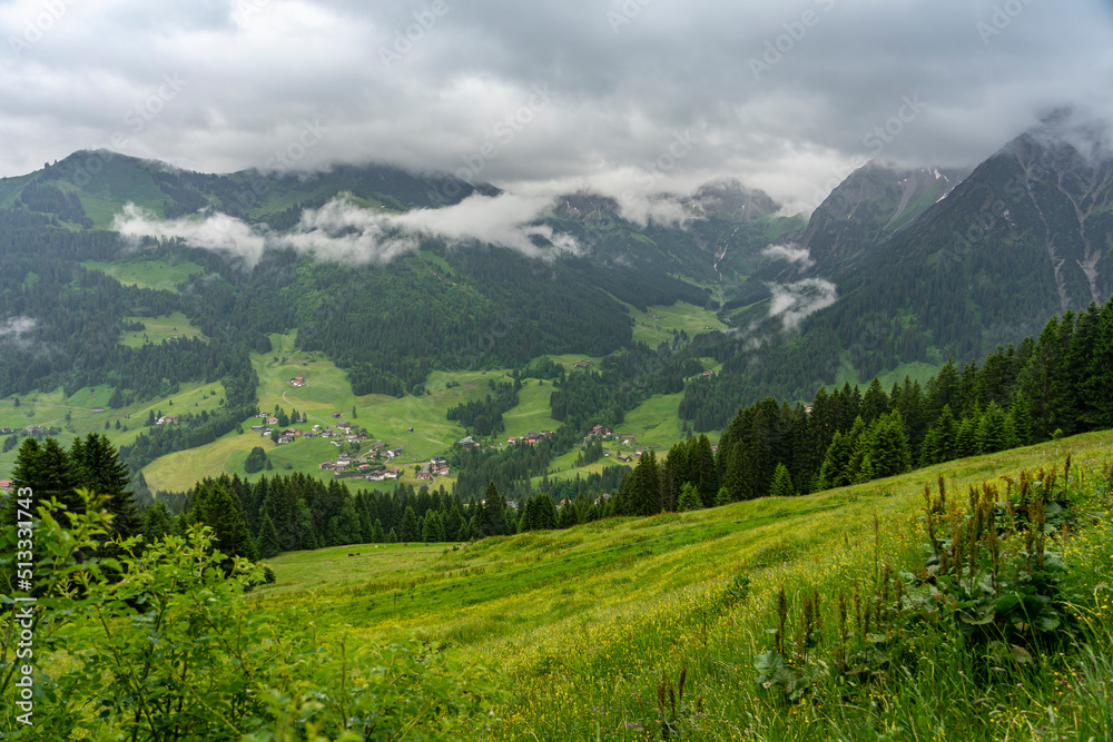 Urlaub im Kleinwalsertal: Wandern auch bei Regen, schlechtem Wetter in Österreich, Bayern - Nähe Riezlern, Mittelberg