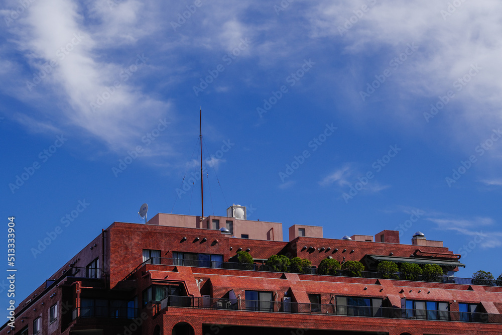 東京の赤坂9丁目で見える青空と建物