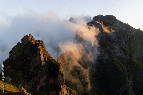 Malerischer Sonnenaufgang auf dem Pico do Areeiro Madeira