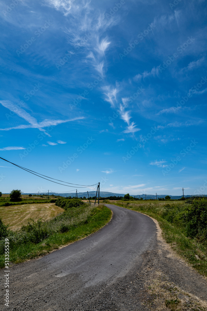 trainée de nuages dans un ciel bleu trainée de nuages dans un ciel bleu