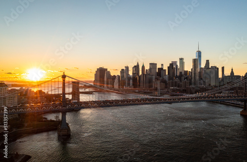 Amazing romantic shot of Manhattan Bridge and Manhattan skyscrapers against setting sun. Manhattan  New York City  USA