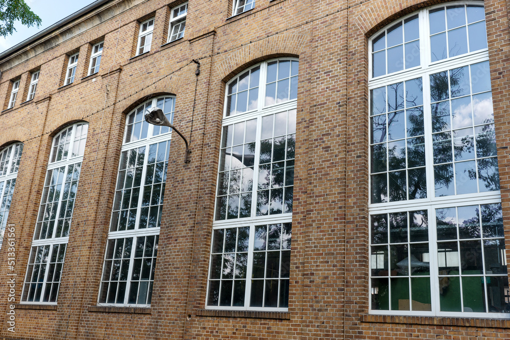 Obraz premium Large windows of the old factory building. Exterior view