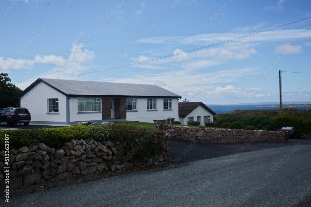 travel life in Ireland, ocean and sky. Street and animals. Green and blue. Water. Mountains. Clouds.
travel life in Ireland, ocean and sky. Street and animals. Green and blue. Water. Mountains. Clouds.
