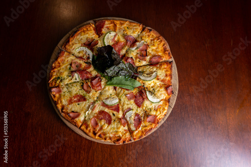 Pizza con vino italiano en la mesa de un restaurante de lujo. 