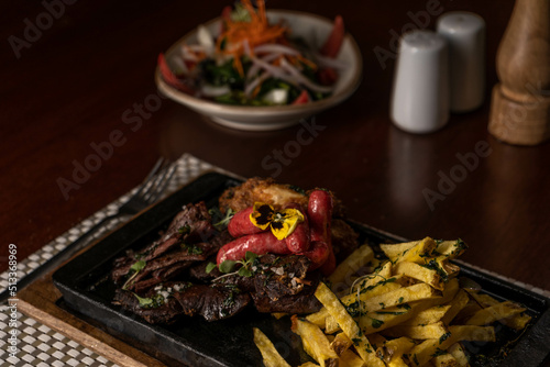 Fotografías de parrillas con diferentes carnes en un restaurante de lujo 