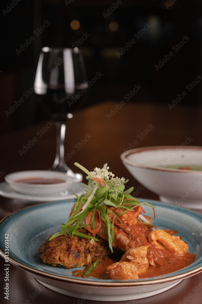 Guiso de carne con vino en la mesa de un restaurante, comida gourmet Guiso de carne con vino en la mesa de un restaurante, comida gourmet