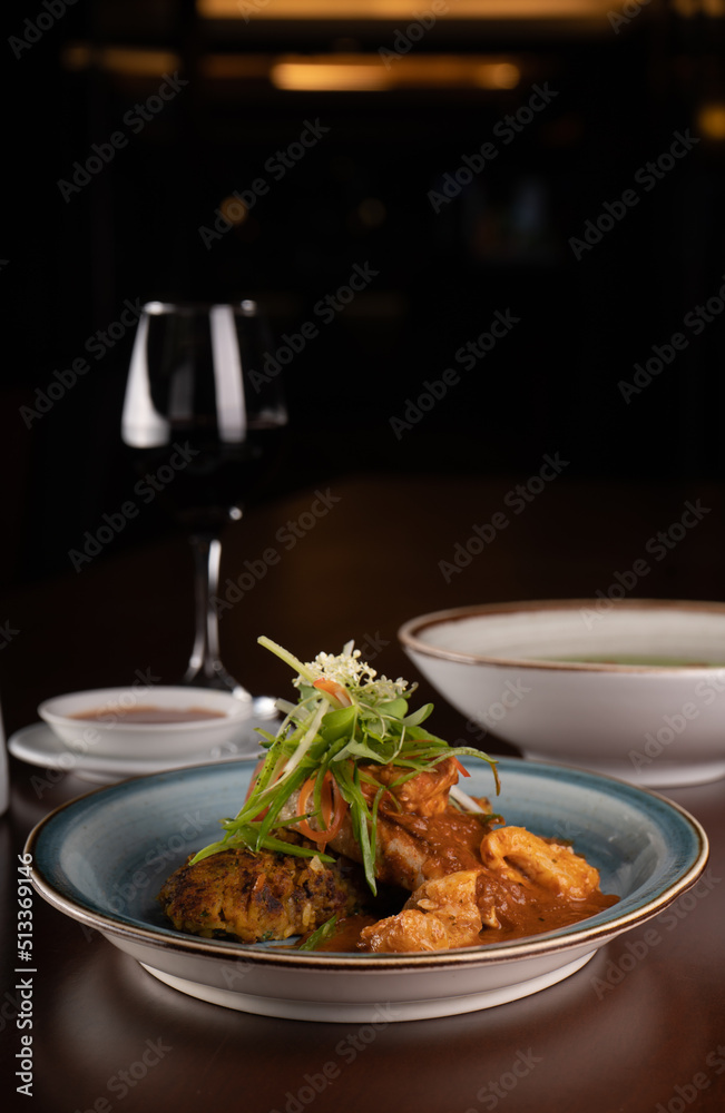 Guiso de carne con vino en la mesa de un restaurante, comida gourmet Guiso de carne con vino en la mesa de un restaurante, comida gourmet