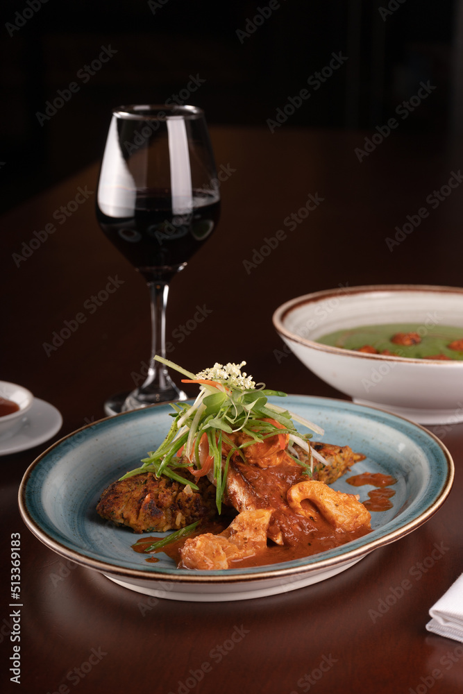 Guiso de carne con vino en la mesa de un restaurante, comida gourmet