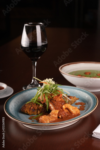 Guiso de carne con vino en la mesa de un restaurante, comida gourmet