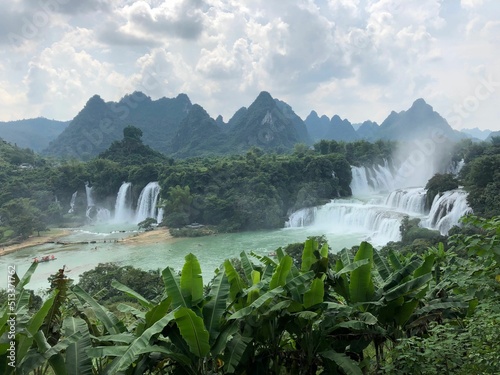 Foto Detian waterfalls in very beautiful green mountains with a cloudy sky