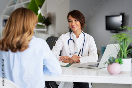 Slika na platnu Female doctor consulting with her patient at the doctor's office