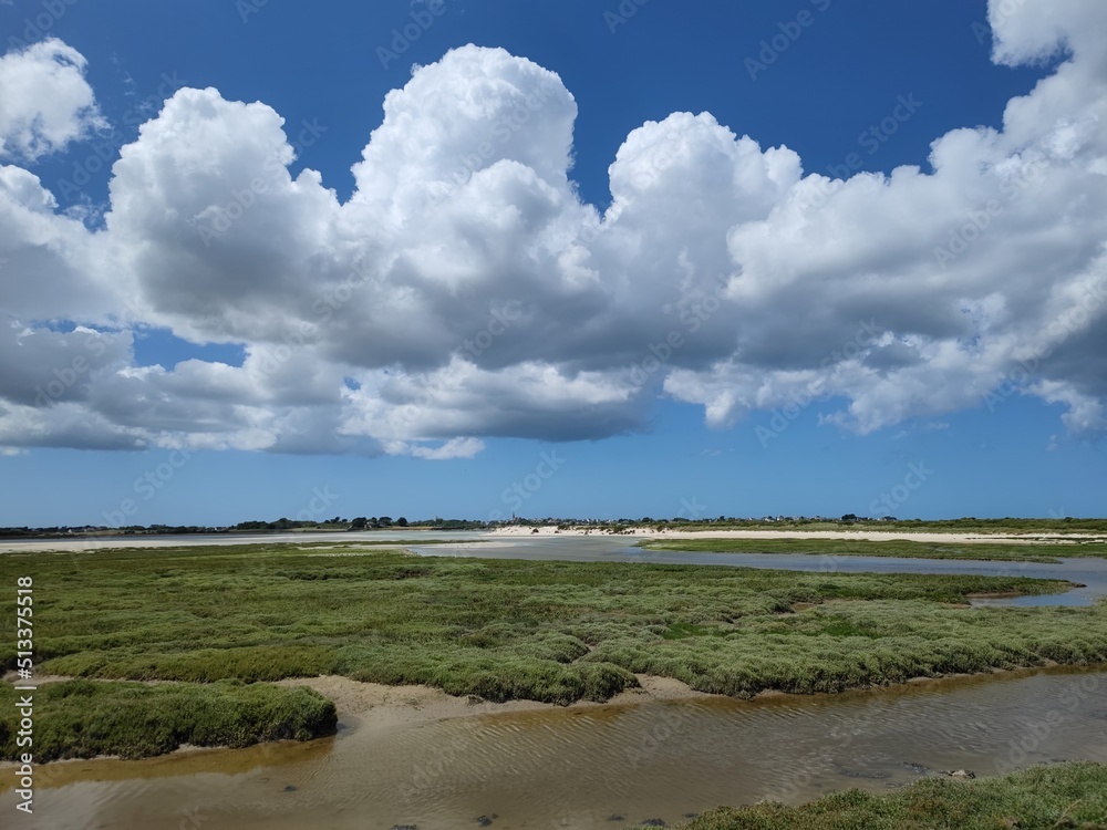 Wolken über bretonischer Bucht