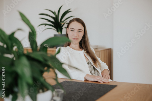 Young woman in the home office © schroeder_rene