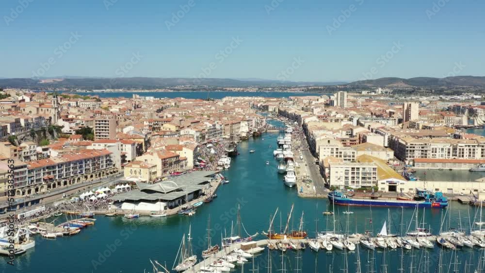 Survol du Port et du canal de Sète sur la Méditerranée dans le sud de la France Survol du Port et du canal de Sète sur la Méditerranée dans le sud de la France