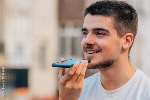 Foto young man with mobile phone sending voice message