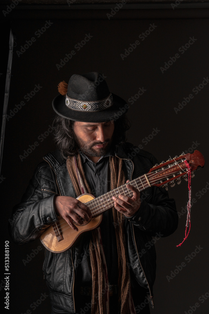 Musico andino con instrumentos musicales del Perú