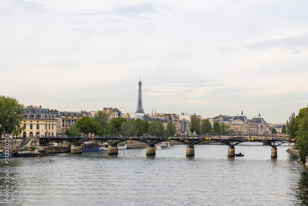 Fototapeta premium Vue sur le Pont des Arts à Paris par un temps nuageux