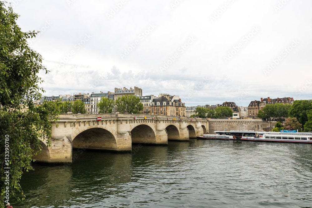 Pont Neuf au dessus de la Seine par un temps nuageux