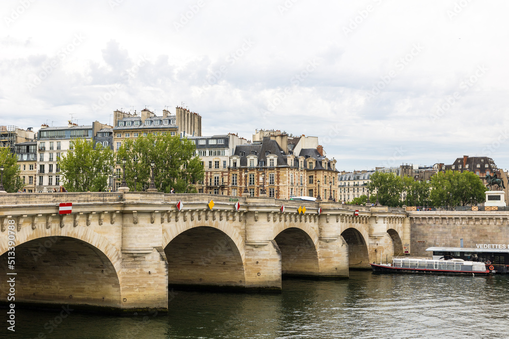 Pont Neuf au dessus de la Seine par un temps nuageux