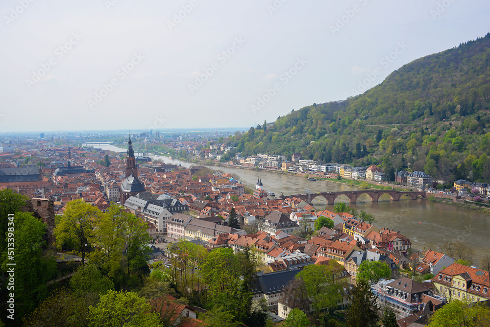 Wahrzeichen Deutschlands - wunderschöne mittelalterliche Stadt Heidelberg mit beeindruckender Burg und Brücke