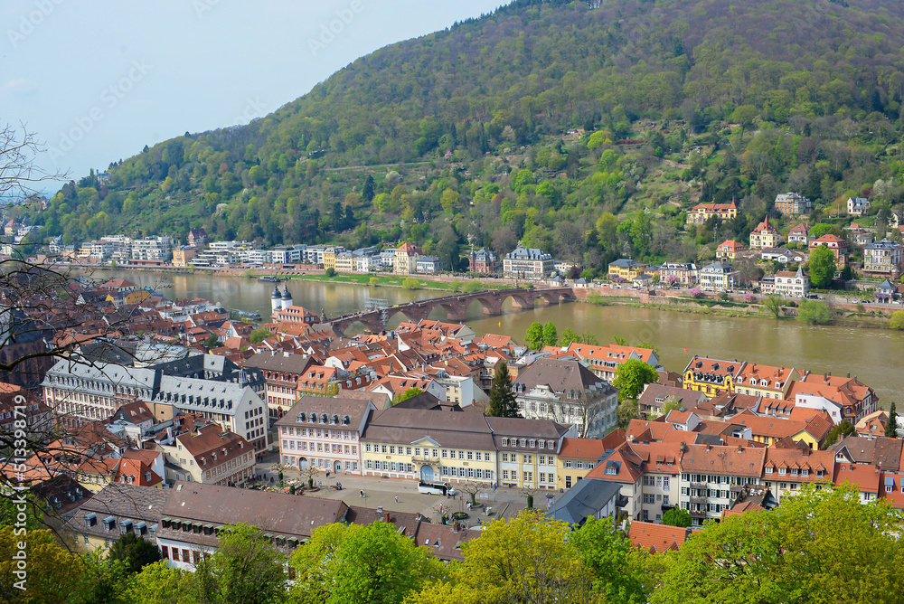 Fototapeta premium Wahrzeichen Deutschlands - wunderschöne mittelalterliche Stadt Heidelberg mit beeindruckender Burg und Brücke