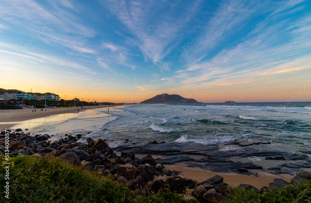 mar revolto e o pôr do sol con nuvens na Praia do Santinho Santa Catarina, Brasil, florianopolis