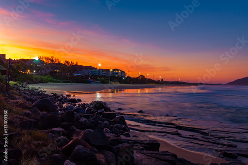 céu colorido no crepúsculo na Praia do Santinho Santa Catarina, Brasil, florianopolis photo