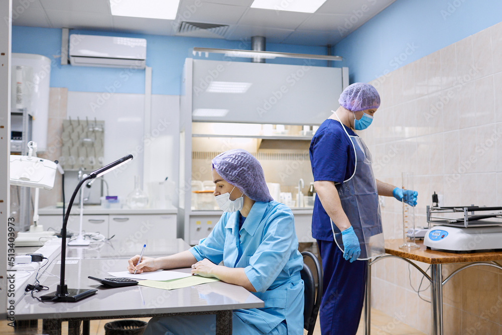 Obraz premium Scientists work in the laboratory. Remove the biomaterial from the freezer