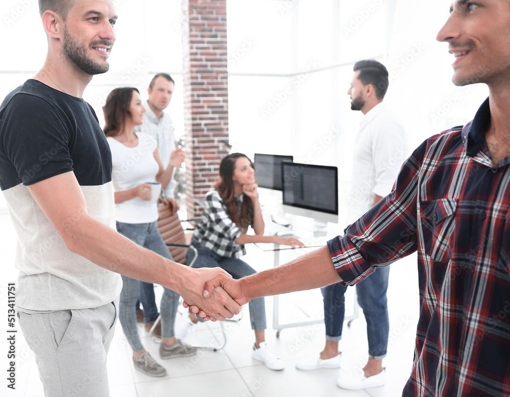 Obraz premium handshake between the designer and the client