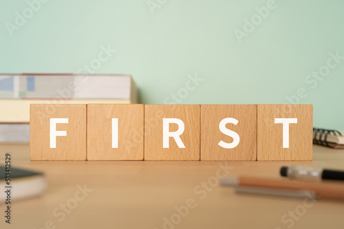 「FIRST」と書かれたブロックが置かれたデスク photo