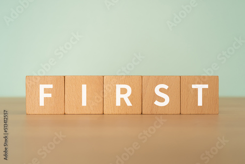 「FIRST」と書かれたブロック