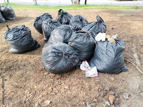 Bolsas de basura en naturaleza.  photo