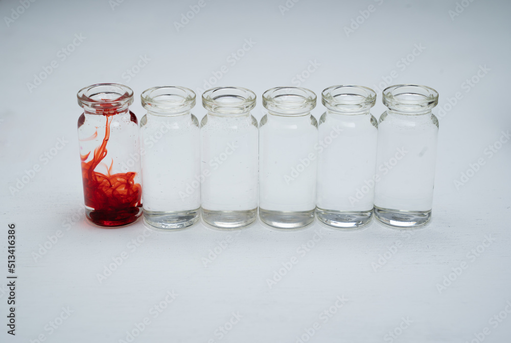 seis botellitas de vidrio con tinta roja diluida y fondo blanco seis botellitas de vidrio con tinta roja diluida y fondo blanco