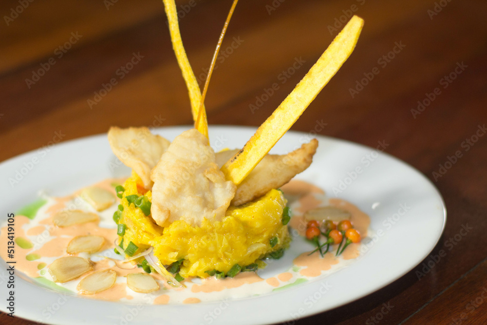 Comida Típica De La Selva Peruana Pure De Verduras Con Yucas Fritas Comida Típica De La Selva Peruana Pure De Verduras Con Yucas Fritas