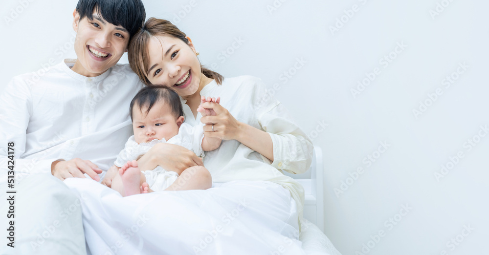 赤ちゃんと両親のポートレート