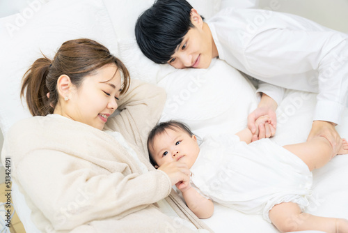 赤ちゃんを寝かしつける両親 子育てイメージ